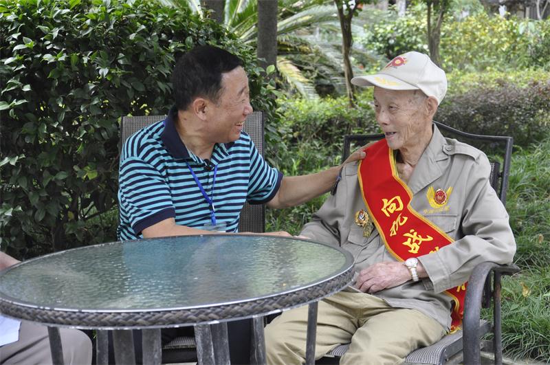 和抗战老兵聊天.JPG