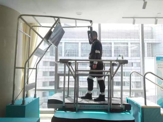 老年人跌倒检测与训练机器人：无跌倒、不骨折