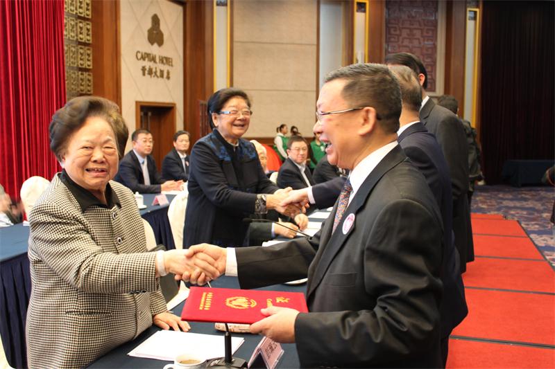 彭珮云、顾秀莲等为雷志勇、李怀荣等新一届领导成员颁发聘书.jpg
